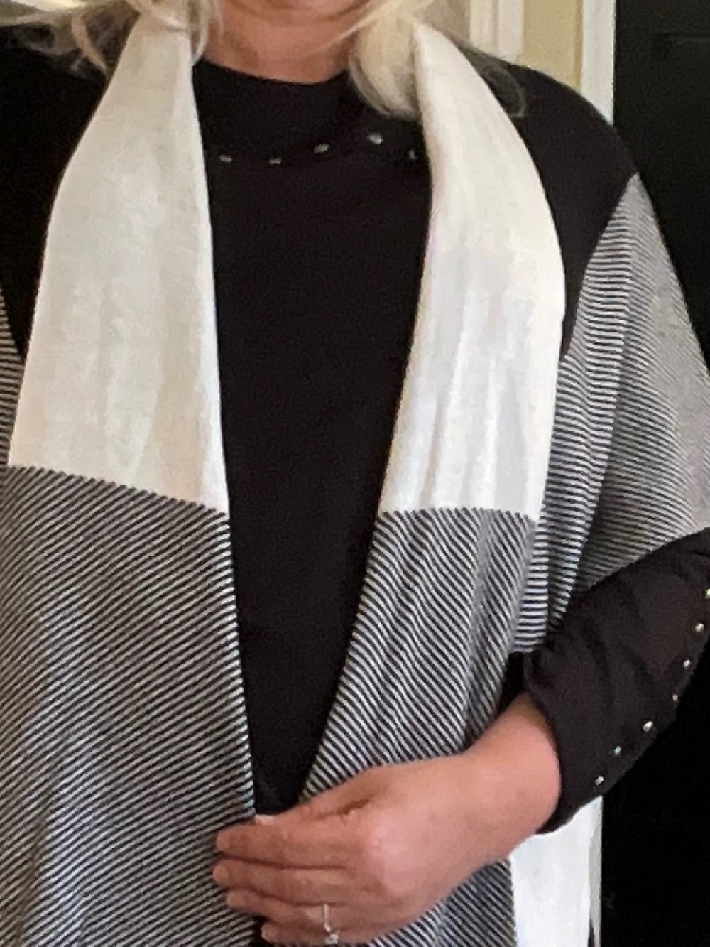 ALLISON DALEY, PONCHO WRAP, size M-L
